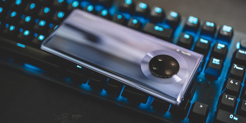 58吃瓜娱乐八卦板块界面，展示明星动态卡片网格，每张卡片附信源口径标签与事件状态标注，暖棕色调设计